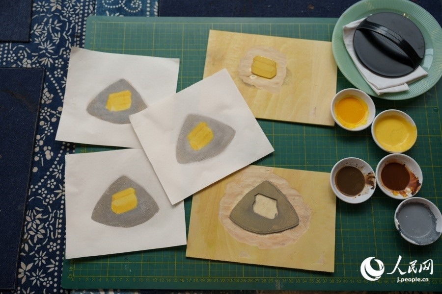 圖為丁未堂創(chuàng)作的木版畫及木版。人民網(wǎng)記者 張若涵攝