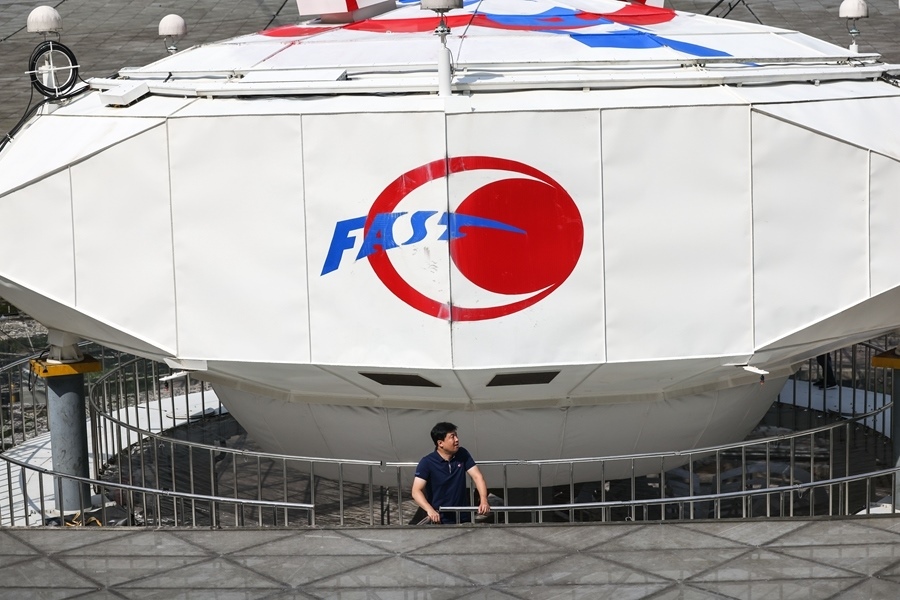 2022年8月25日，F(xiàn)AST運行和發(fā)展中心常務(wù)副主任、總工程師姜鵬在饋源艙前（維護保養(yǎng)期間拍攝）。新華社記者 歐東衢 攝