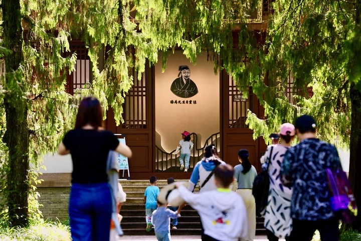 游客參觀位于福建武夷山朱熹園的武夷精舍（2022年6月6日攝）。新華社記者 姜克紅 攝