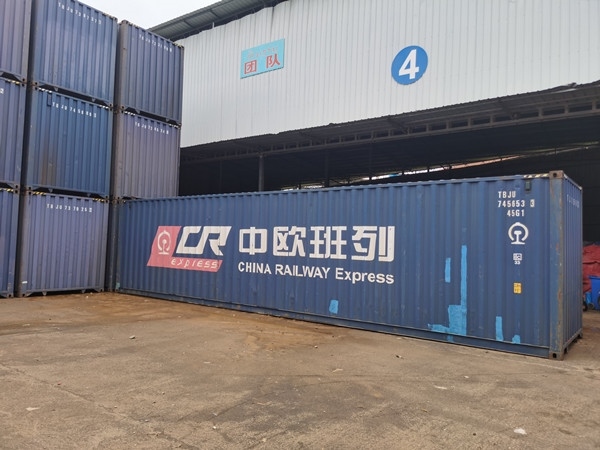 即將以“中老鐵路+中歐班列”模式過境運(yùn)輸?shù)募b箱。朱益孝攝