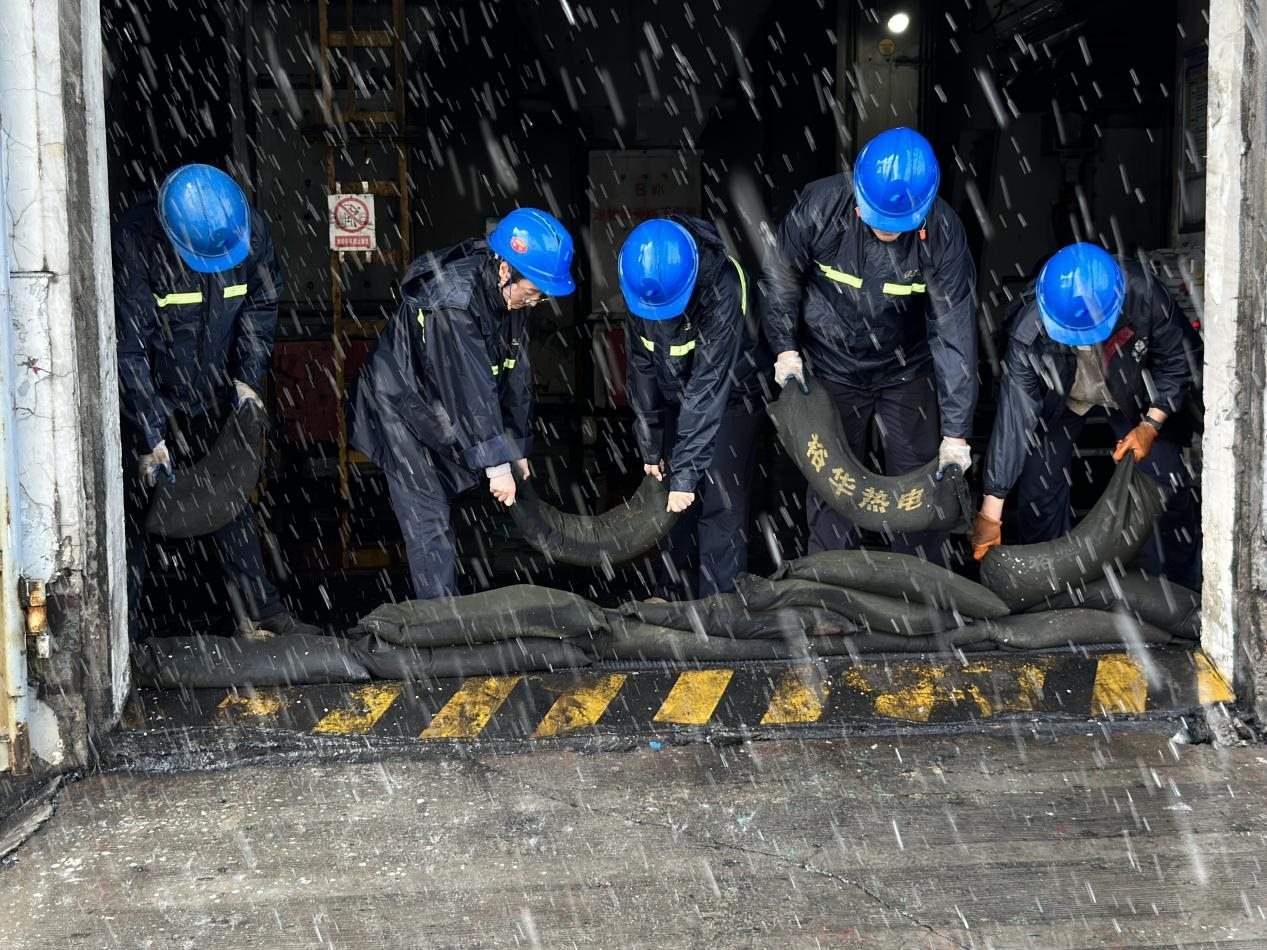 中國華電河北公司職工在廠房門口布置防汛沙袋。 受訪者供圖