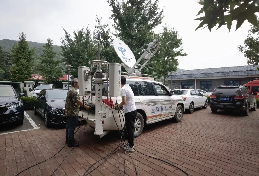 工作人員正在進行通信搶修。 受訪者供圖