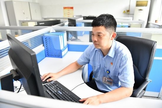 工作中的康凱。航空工業(yè)沈飛供圖