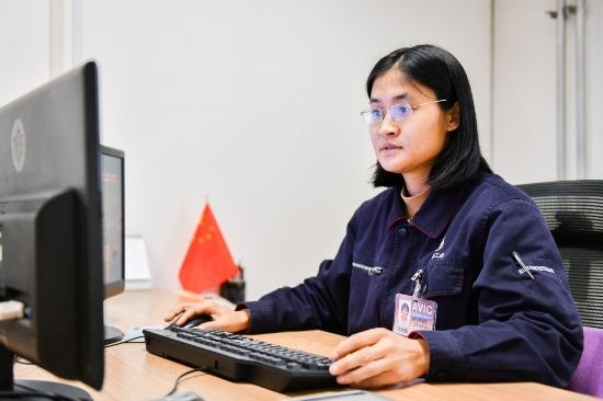 工作中的劉艷梅。航空工業(yè)沈飛供圖