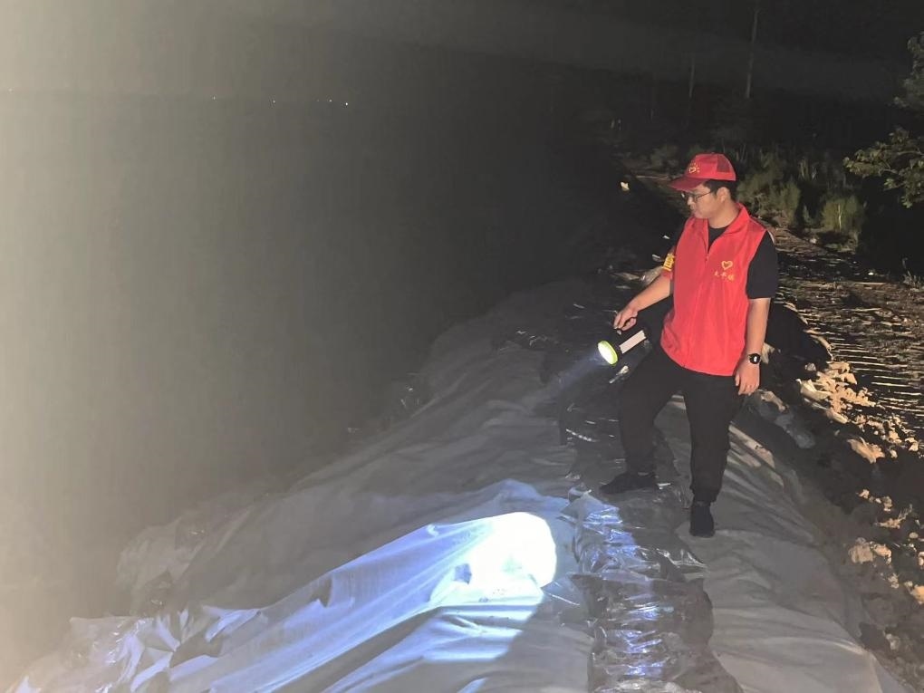 太平鎮(zhèn)干部晚上巡查南小埝。（采訪對象供圖）