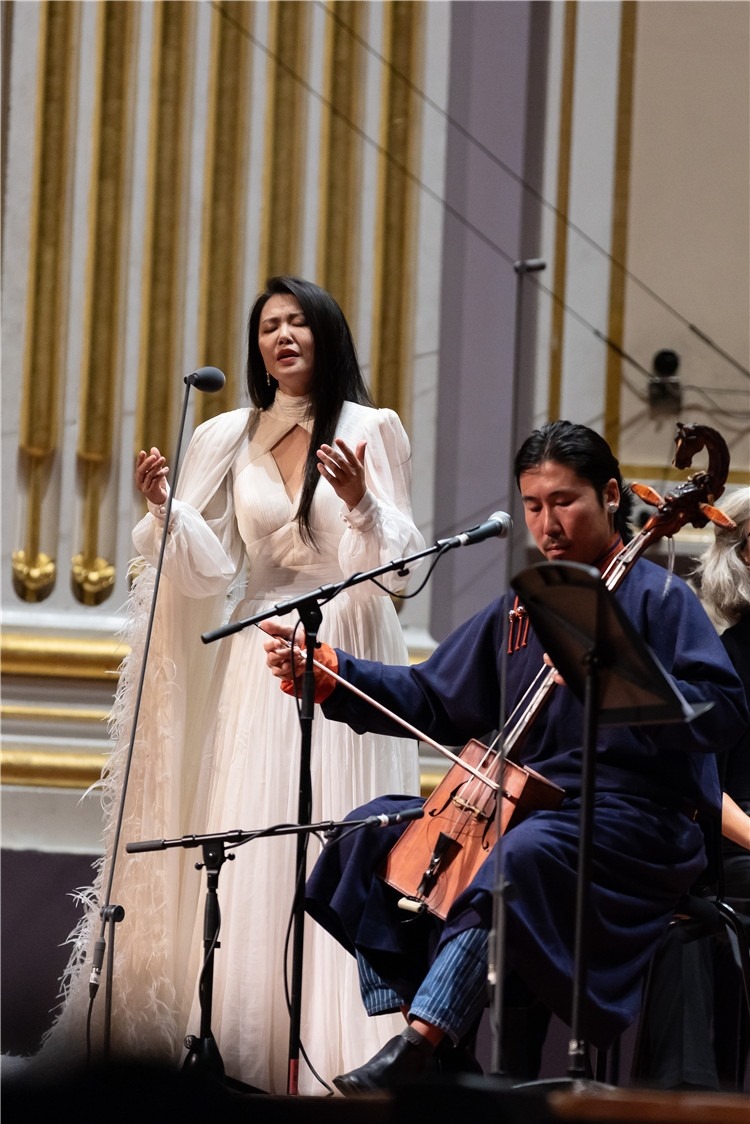 圖片說明： 8月5日，2023愛丁堡國際藝術(shù)節(jié)開幕式音樂會《慈悲頌》的演出現(xiàn)場。藝術(shù)節(jié)組委會供圖