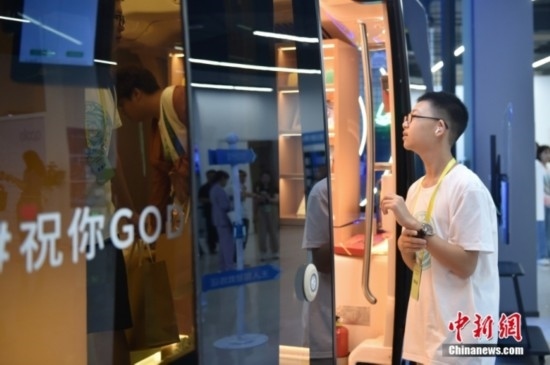 圖為學員們在首鋼園內(nèi)的百度Apollo Park參觀。<a target='_blank' href='/' ><p align=