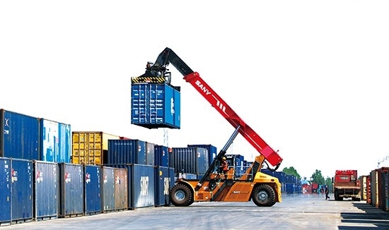 石家莊國(guó)際陸港內(nèi)整裝待發(fā)的集裝箱。 石家莊國(guó)際陸港供圖