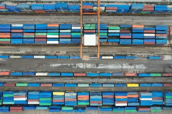 在廣州東部公鐵聯(lián)運(yùn)樞紐（增城西站），工作人員在進(jìn)行集裝箱轉(zhuǎn)運(yùn)工作。廣州交通投資集團(tuán)有限公司供圖