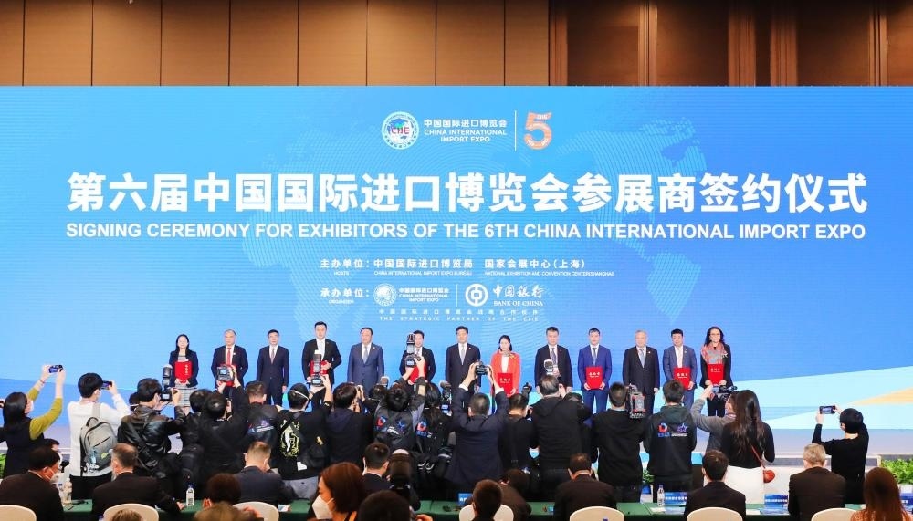 2022年11月6日，2022年中國國際進口博覽會參展商聯(lián)盟大會在上海舉行。這是在大會期間進行的第六屆進博會參展商簽約儀式。新華社記者 方喆 攝