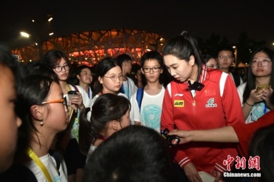 圖為小學員向李曉霞分享自己運動經(jīng)歷。<a target='_blank' href='/' ><p align=