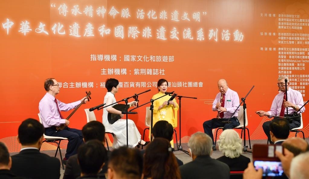 2022年11月23日，演員在“傳承精神命脈 活化非遺文明”中華文化遺產(chǎn)和國際非遺交流系列活動(dòng)開幕式上表演非遺項(xiàng)目南音《滿空飛》。新華社記者 陳鐸 攝