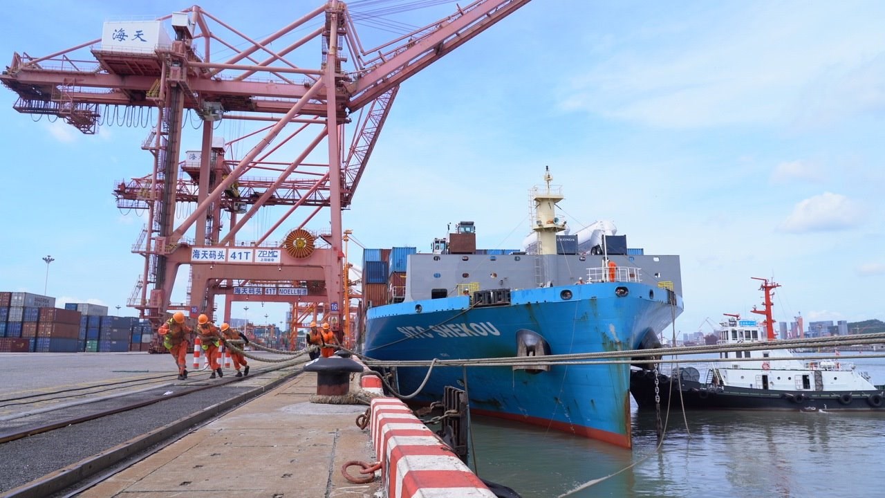 7月22日上午，“絲路海運”電商快線“海豐蛇口”輪?？繌B門海天碼頭12號泊位裝卸集裝箱貨物。人民網(wǎng)記者 蘭志飛攝