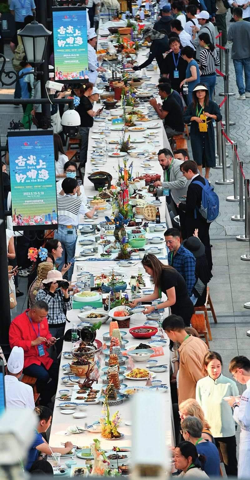 市民和游客在寧波舉辦的第三屆中國—中東歐國家博覽會暨國際消費品博覽會上品嘗融合中國和中東歐美食的長桌宴（2023年5月15日攝）。黃宗治攝/本刊