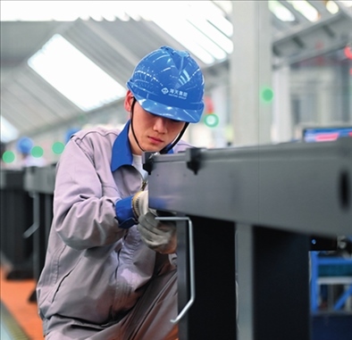 工人在海天國際控股有限公司海天大港生產(chǎn)基地作業(yè)（2023年2月1日攝）。黃宗治攝/本刊