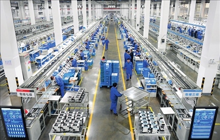 在位于浙江省臺州市的杰克科技股份有限公司，工作人員在裝配車間裝配縫紉機（2023年3月23日攝）。翁忻旸攝/本刊