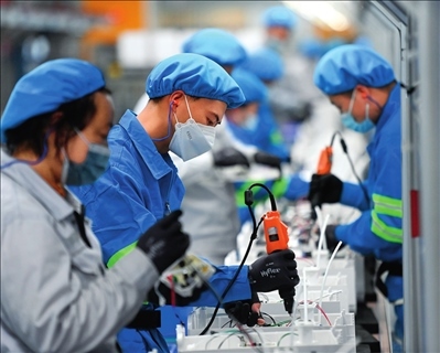 工人在浙江沁園水處理科技有限公司生產(chǎn)車間組裝家用凈水產(chǎn)品（2023年3月22日攝）。黃宗治攝/本刊