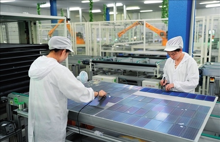 在浙江省臺州市黃巖區(qū)省級專精特新“小巨人”企業(yè)浙江公元新能源科技股份有限公司，工作人員生產(chǎn)太陽能電池組（2023年8月9日攝）。翁忻旸攝/本刊