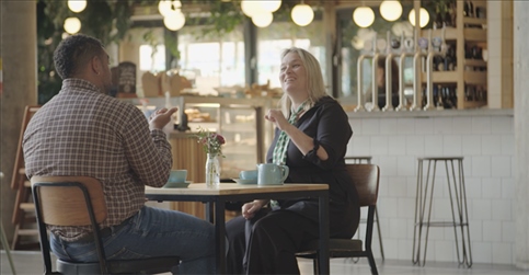 凱茜·瑪格與手語(yǔ)教學(xué)者交流。帕特里克·謝德-西蒙茲攝