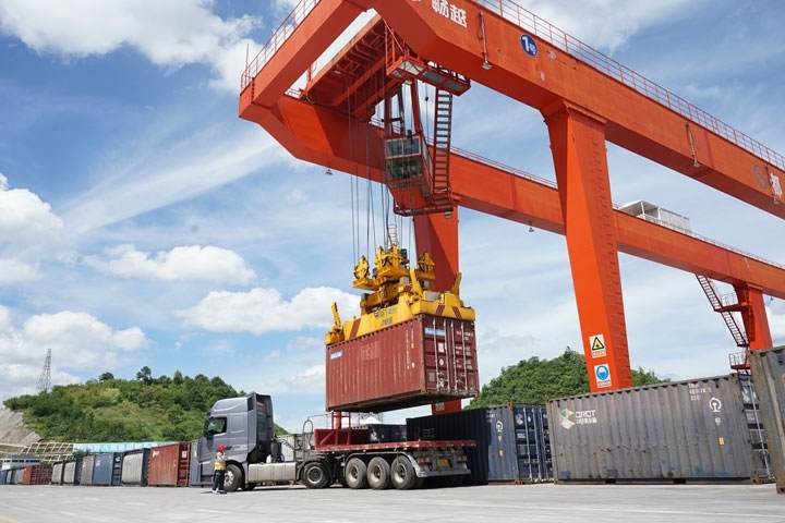 在貴陽(yáng)國(guó)際陸港，正在作業(yè)的龍門吊。貴陽(yáng)綜保區(qū)供圖