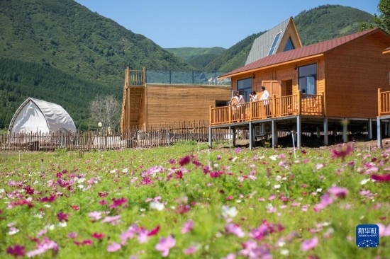 8月12日，游客在寧夏固原市涇源縣大灣鄉(xiāng)楊嶺村的民宿聊天。新華社記者 李旭倫 攝