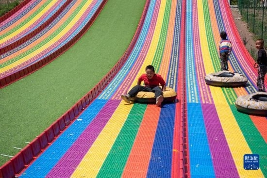 8月12日，小朋友在寧夏固原市涇源縣大灣鄉(xiāng)楊嶺村玩耍。新華社記者 李旭倫 攝