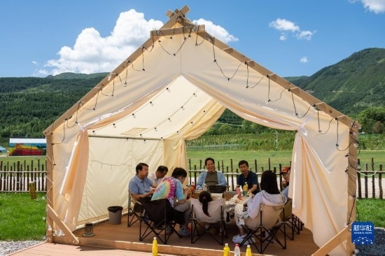 8月12日，游客在寧夏固原市涇源縣大灣鄉(xiāng)楊嶺村品嘗當(dāng)?shù)孛朗场Ｐ氯A社記者 李旭倫 攝