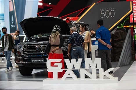 印尼消費(fèi)者參觀長(zhǎng)城汽車的展臺(tái)。趙猛 攝