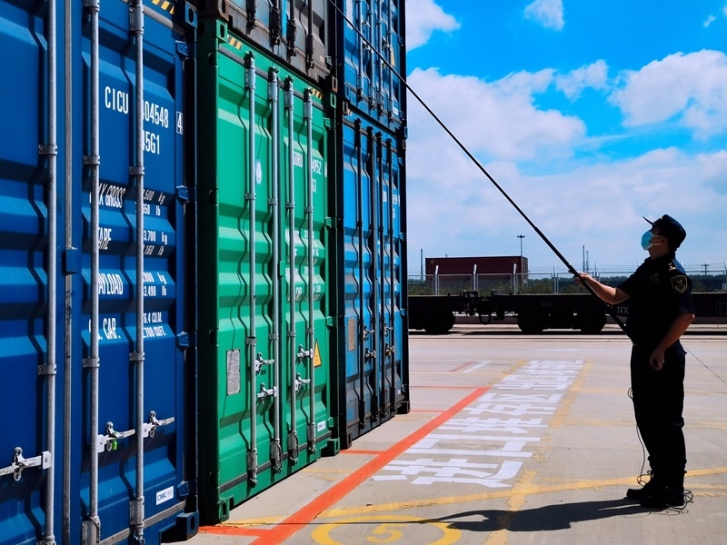 關(guān)員利用工業(yè)內(nèi)窺鏡檢查箱號(hào)、鎖號(hào)、封志情況。人民網(wǎng)記者 栗翹楚攝