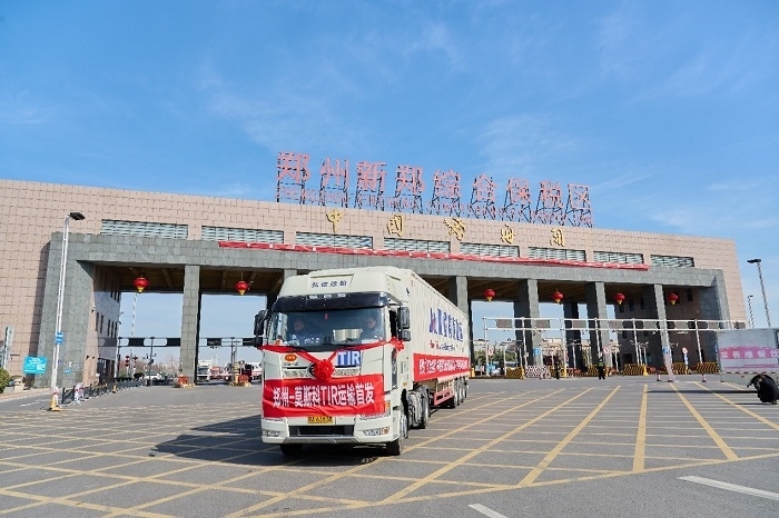 2023年2月20日，鄭州—莫斯科TIR運(yùn)輸首發(fā)車輛駛出鄭州新鄭綜合保稅區(qū)。新鄭海關(guān)供圖