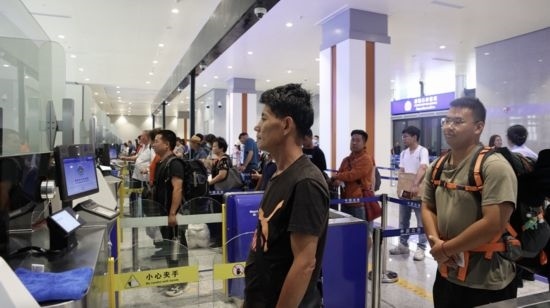 6月13日，乘坐中老鐵路國(guó)際旅客列車的旅客在磨憨邊檢大廳排隊(duì)候檢。李揚(yáng) 攝