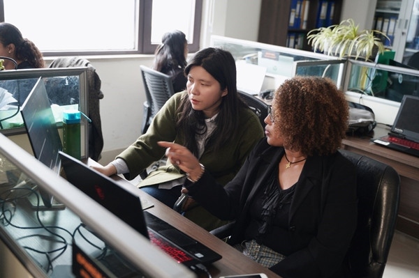 梅德哈妮（右）與中國同事討論設(shè)計方案。受訪對象供圖