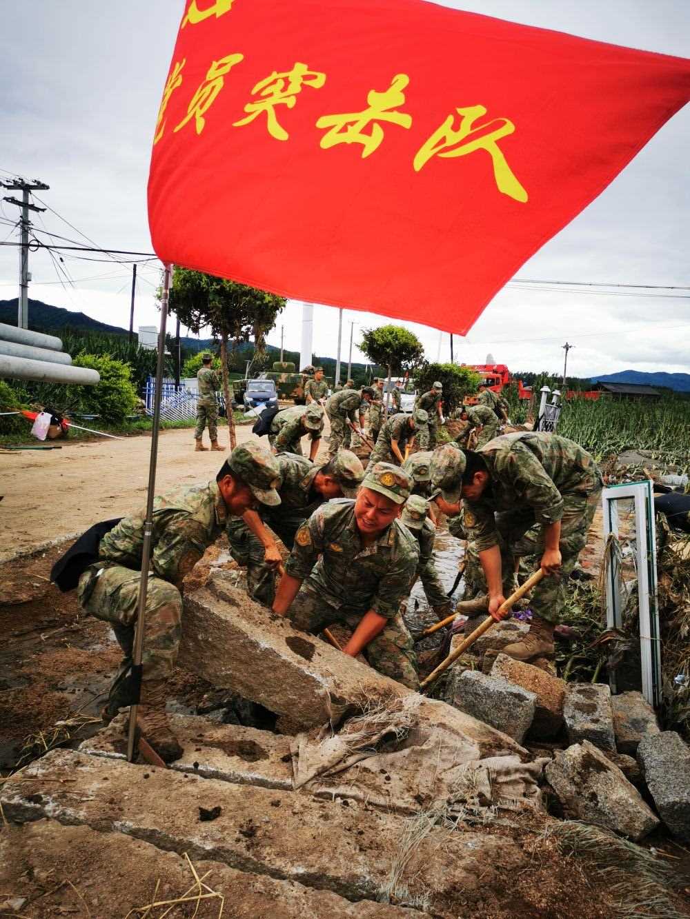 8月7日，陸軍第78集團軍某旅組織黨員突擊隊在吉林舒蘭市七里鄉(xiāng)清理路障。新華社發(fā)（劉洋 攝）