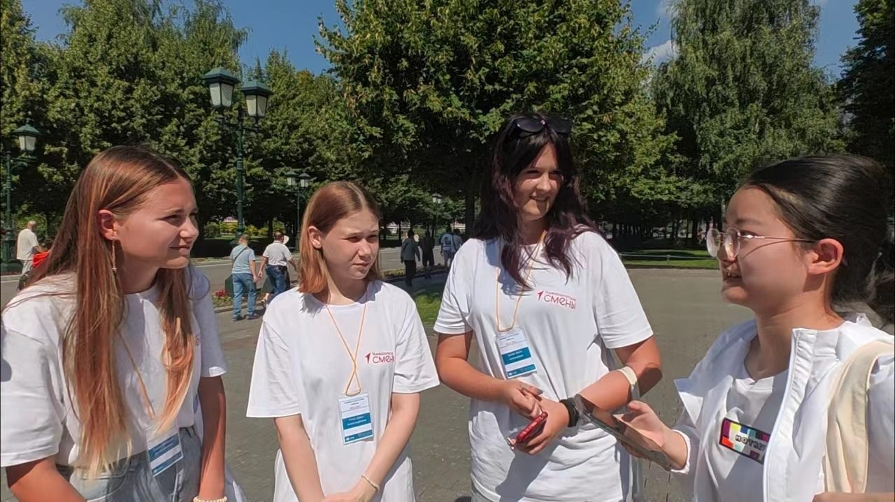 調(diào)研團(tuán)在街頭采訪。北京外國語大學(xué)供圖