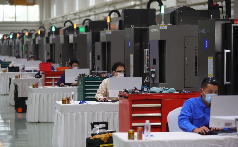 參賽選手在在2022“一帶一路”暨金磚國家技能發(fā)展與技術(shù)創(chuàng)新之“通用技術(shù)杯”數(shù)控多軸加工大賽中比拼（2022年11月10日攝）。新華社記者 楊青 攝