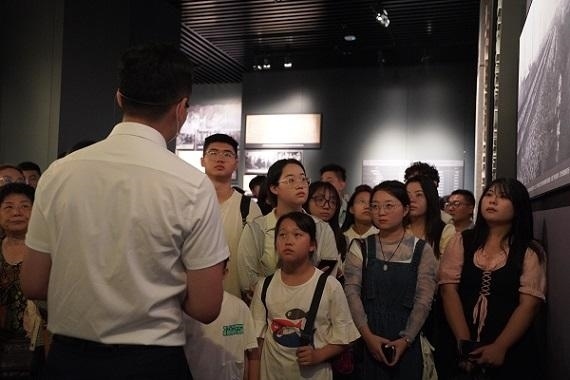 （講解員為記者團(tuán)同學(xué)們講述歷史。北京舞蹈學(xué)院 全峻汐攝