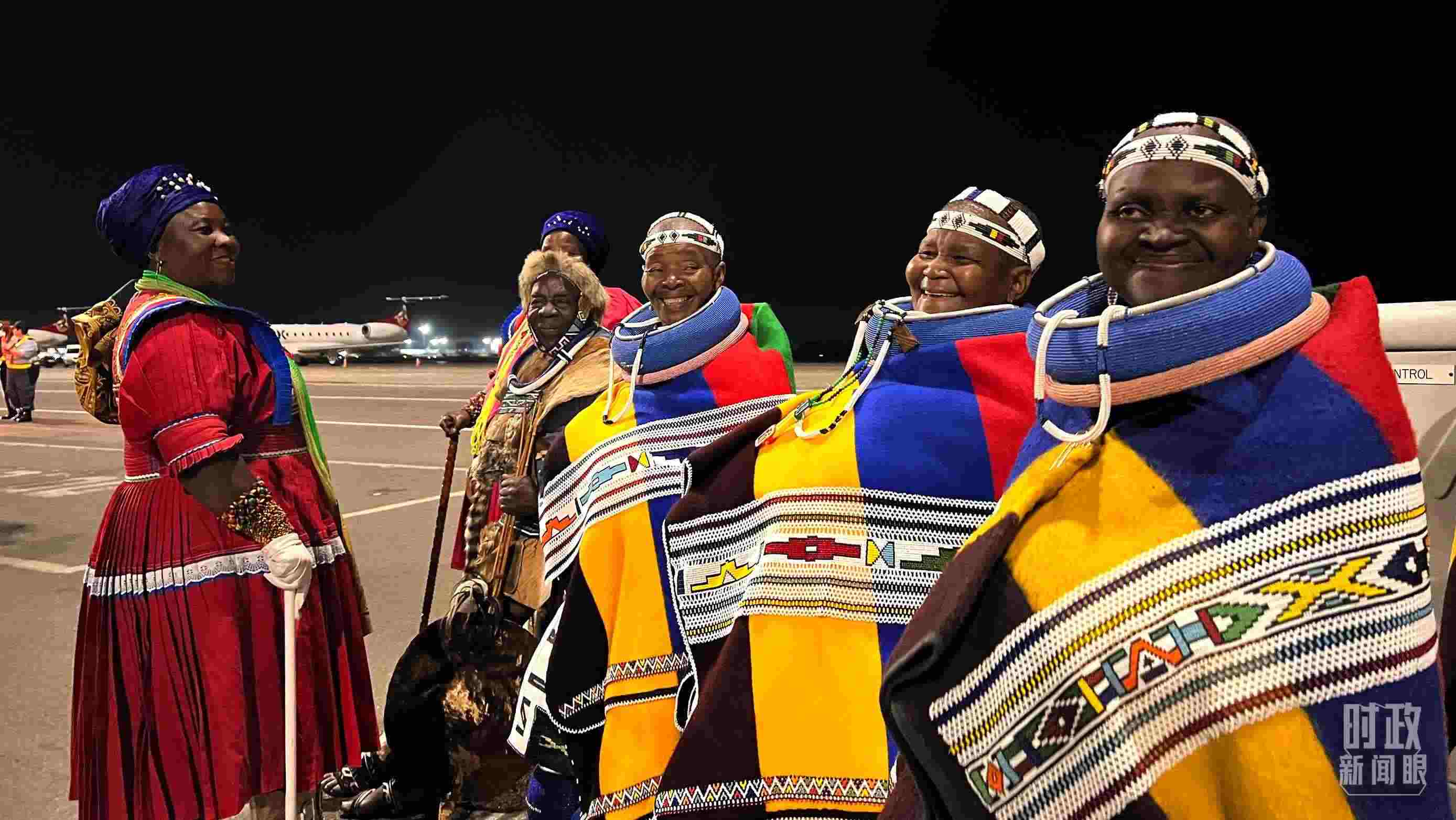 △身穿民族服裝的當?shù)孛癖?。（總臺央視記者程鋮拍攝）