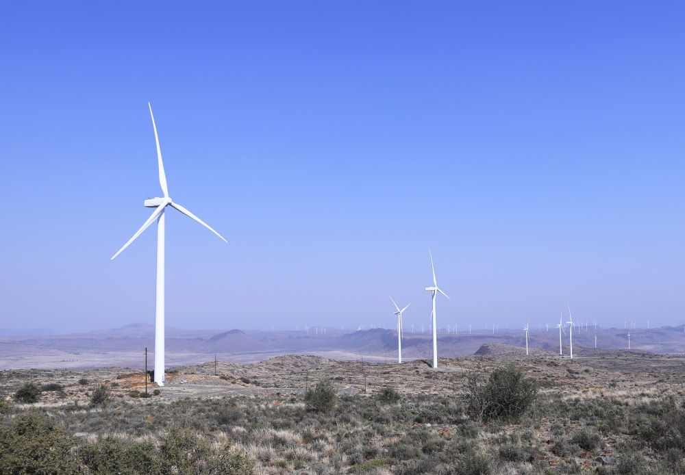 這是在南非北開普省德阿鎮(zhèn)拍攝的德阿風(fēng)電項(xiàng)目風(fēng)機(jī)（2023年8月10日攝）。由中國龍?jiān)措娏瘓F(tuán)南非公司運(yùn)營的德阿風(fēng)電項(xiàng)目每年發(fā)電量超過7.5億千瓦時(shí)，相當(dāng)于節(jié)約20多萬噸標(biāo)準(zhǔn)煤，減排二氧化碳約70萬噸。