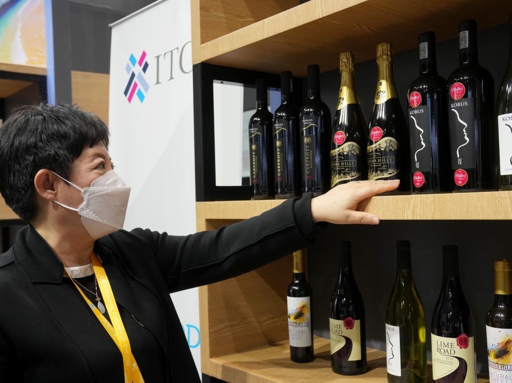 這是在中國上海舉行的第五屆進(jìn)博會(huì)上拍攝的來自南非的葡萄酒（2022年11月7日攝）。