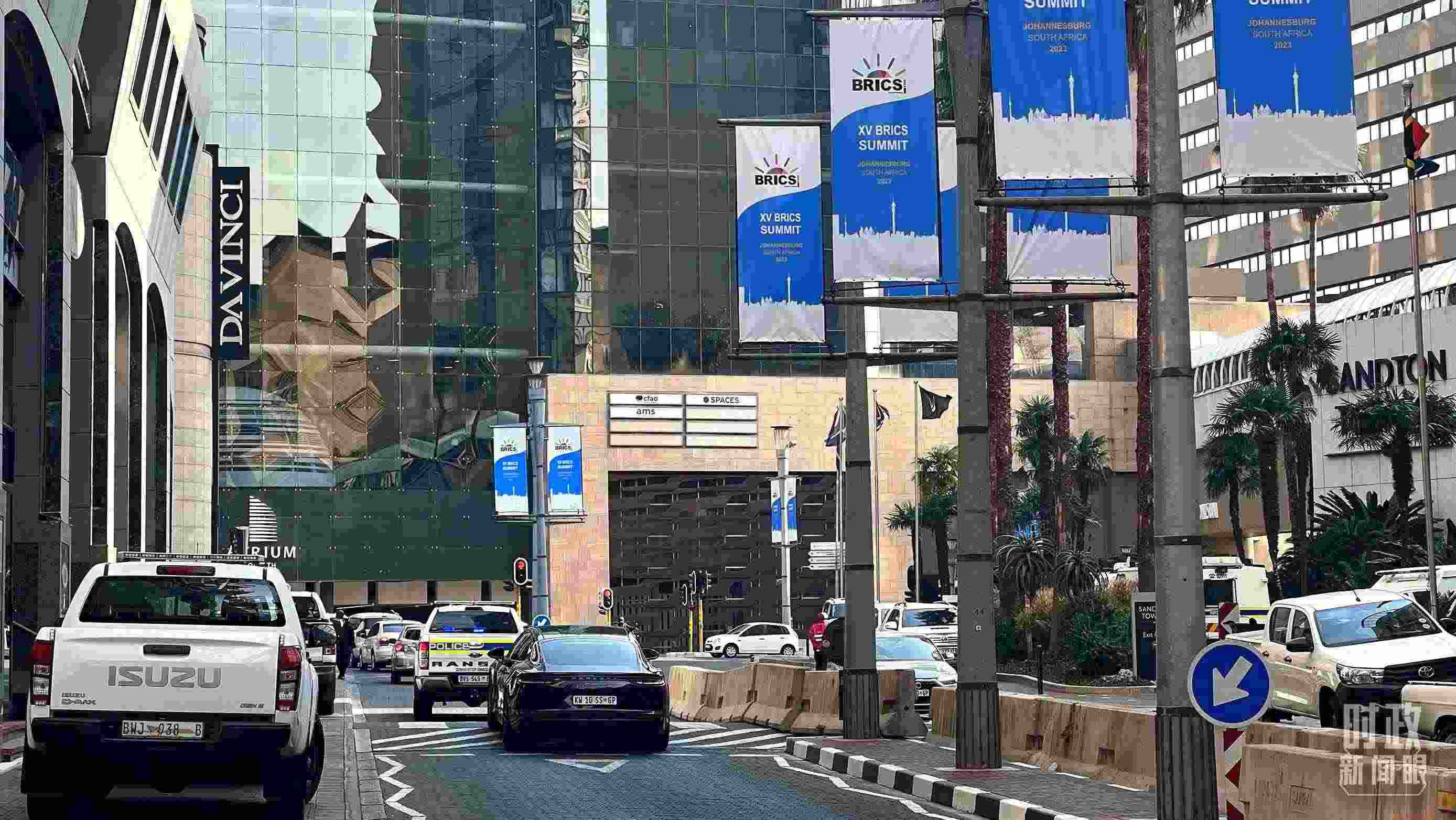 △約翰內(nèi)斯堡街頭的金磚元素。（總臺央視記者程鋮拍攝）