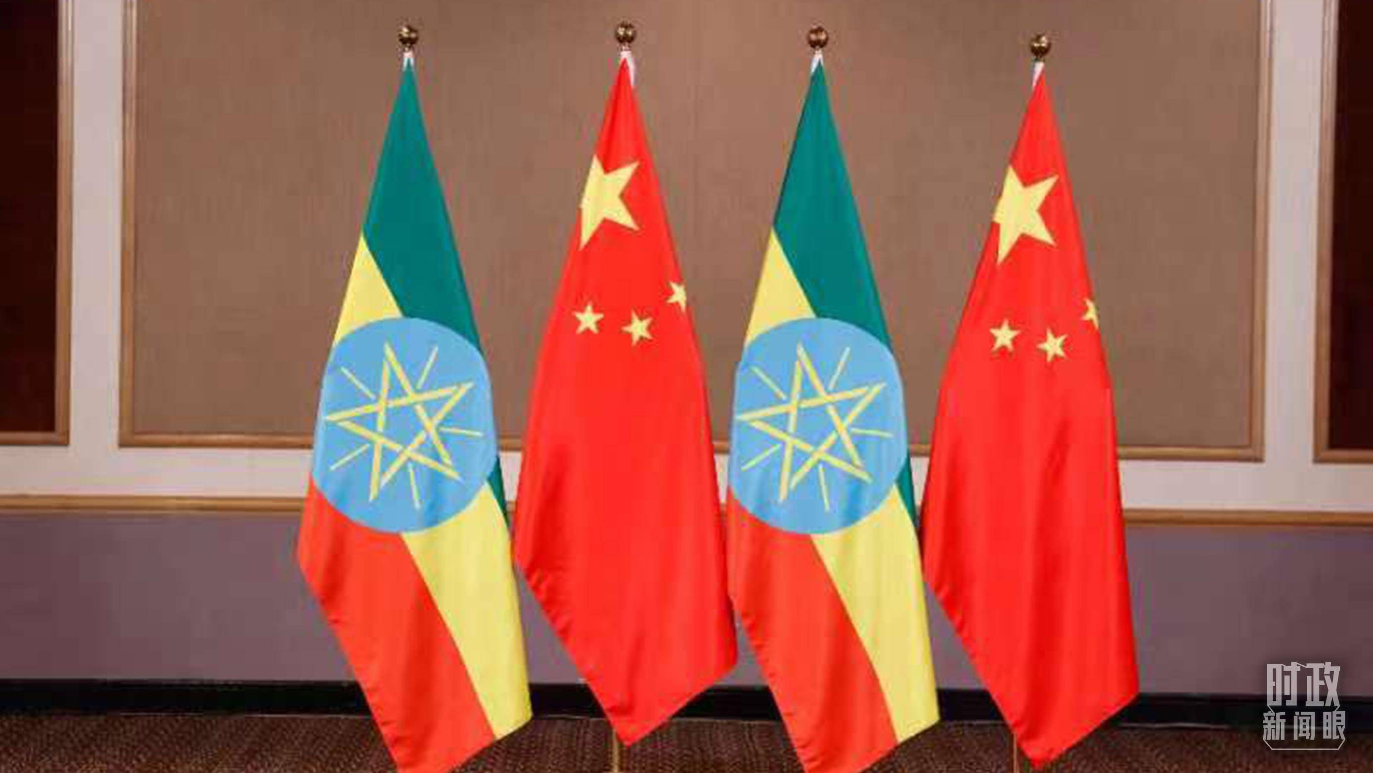 △會見現(xiàn)場的中國、埃塞兩國國旗。（總臺央視記者耿小龍拍攝）