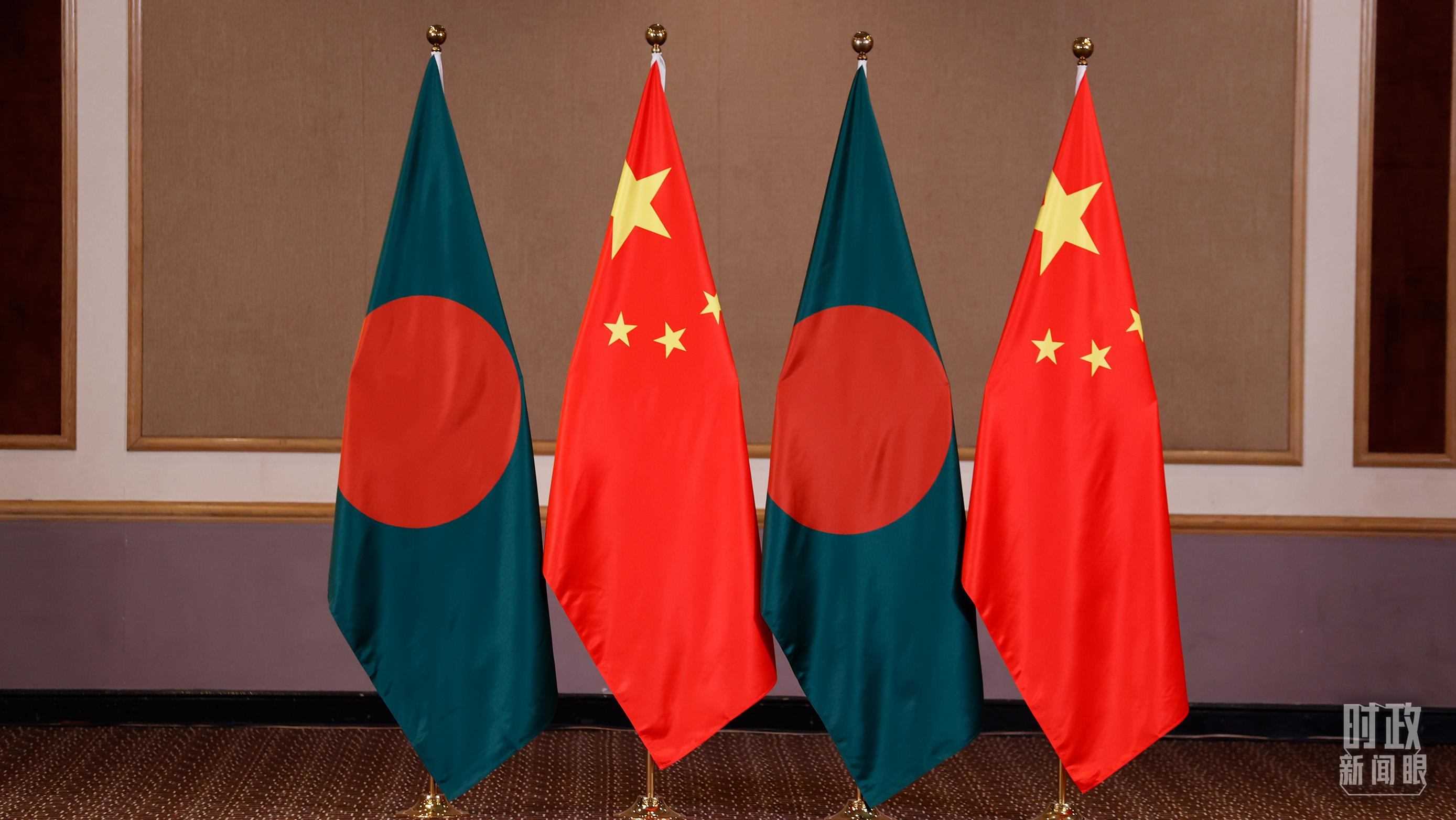 △會見現(xiàn)場的中孟兩國國旗。（總臺央視記者耿小龍拍攝）