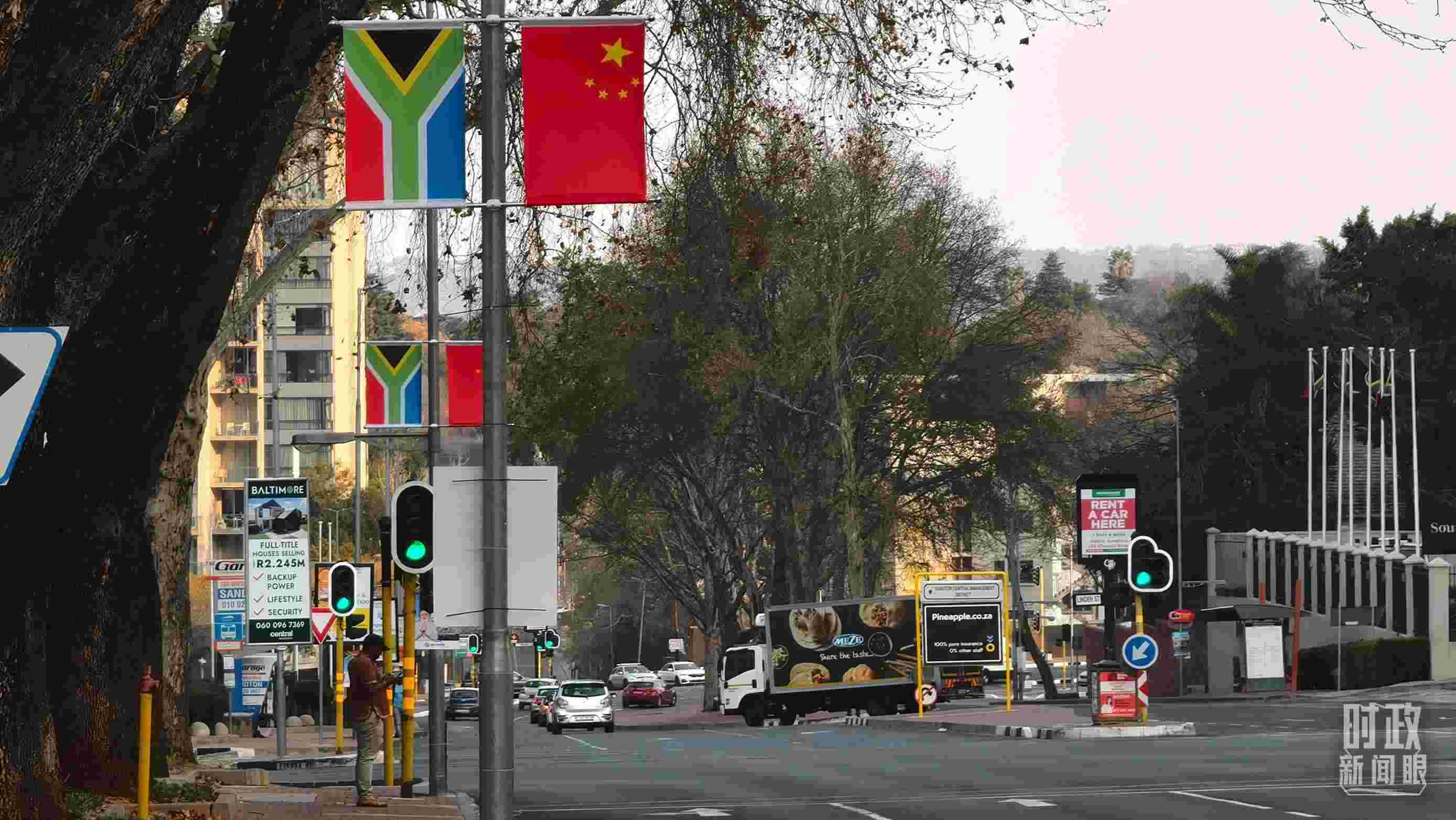 △約翰內(nèi)斯堡街道兩側(cè)懸掛的中國國旗。（總臺央視記者韓銳拍攝）