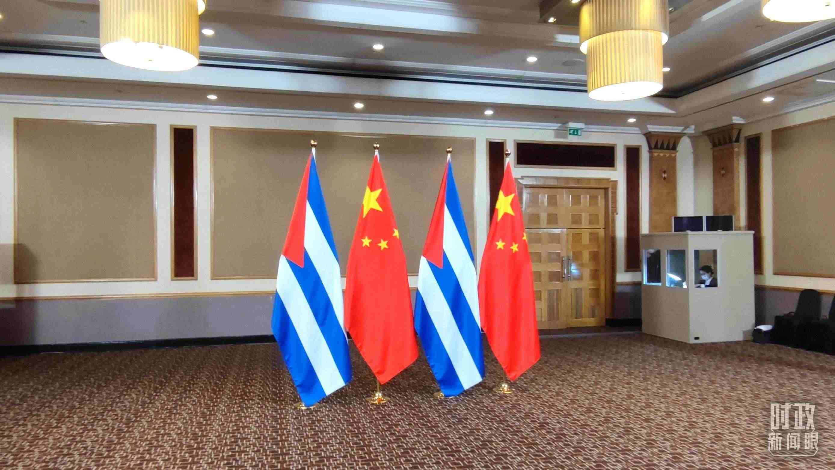 △會見現(xiàn)場的中古兩國國旗。（總臺央視記者耿小龍拍攝）