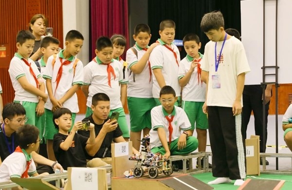 青少年學(xué)生現(xiàn)場觀看比賽。北京工商大學(xué)供圖