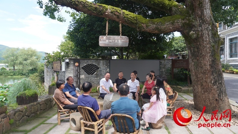 余杭區(qū)徑山鎮(zhèn)小古城村村民在“樟樹下議事”。人民網(wǎng)肖聰聰攝