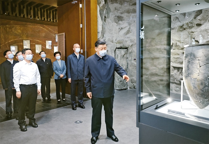 2023年6月2日，中共中央總書記、國家主席、中央軍委主席習(xí)近平在北京出席文化傳承發(fā)展座談會并發(fā)表重要講話。這是座談會前，習(xí)近平2日下午在中國歷史研究院考察。 新華社記者 鞠鵬/攝