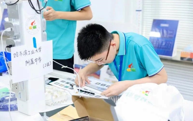 △今年7月，“逐夢(mèng)蒼穹”科技主題教育活動(dòng)在北京市八一學(xué)校舉辦。來自全國各地的百余名師生，在動(dòng)手實(shí)踐中學(xué)習(xí)航天知識(shí)、提高創(chuàng)新能力。