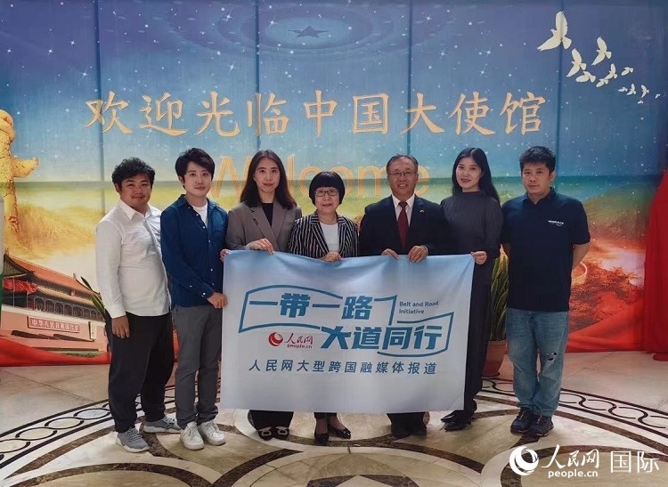 崔建春大使（右三）與人民網(wǎng)記者合影。