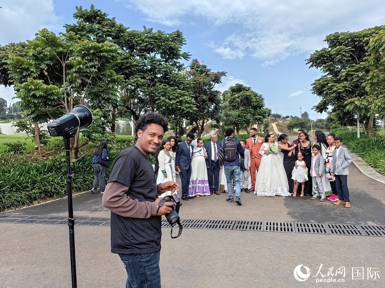 一對(duì)新人和親友在亞的斯亞貝巴友誼廣場(chǎng)合影。人民網(wǎng)記者 陳星星攝